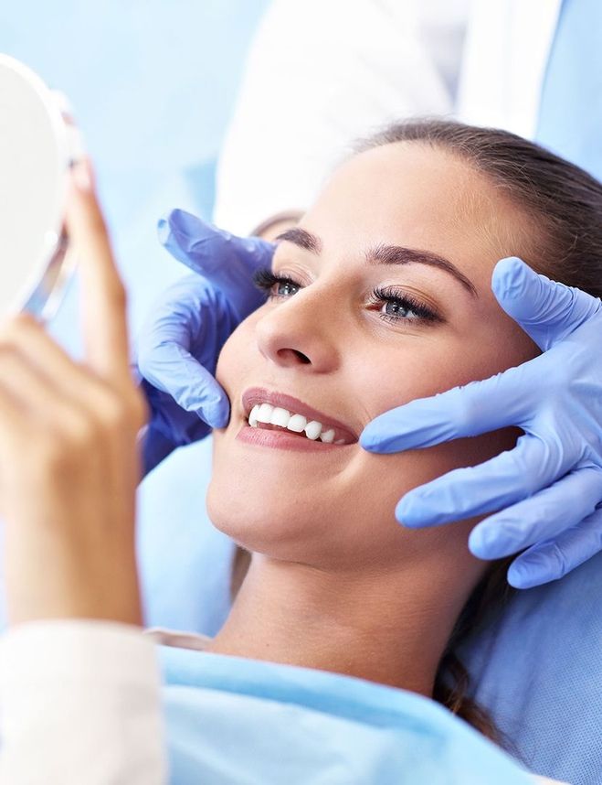 Frau auf einem Zahnarztstuhl